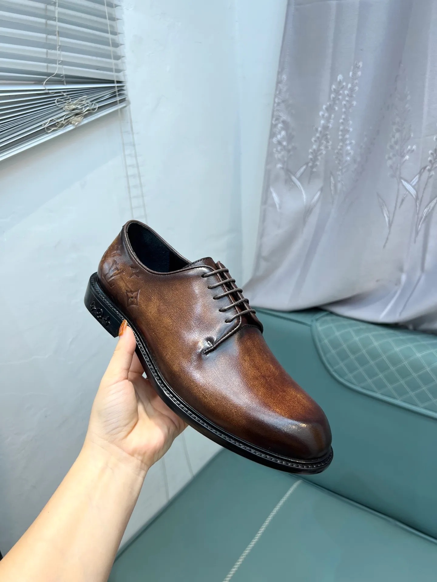 Men's shoes 💰1020 LV top luxury brand, high-quality men's business formal leather shoes, imported genuine leather soles! Customized imported leather, the first layer of open-edge beaded lacquered cowhide, the texture is incomparable, the imported cowhide lining, high-end high-end shoes, don't miss it! size:39-44 (Male 38 45 46 customized)
